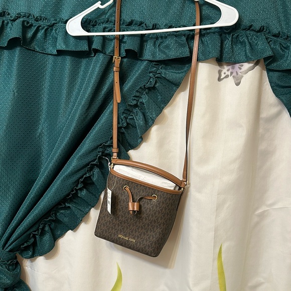 Michael Kors Bucket Bag - Picture 1 of 5